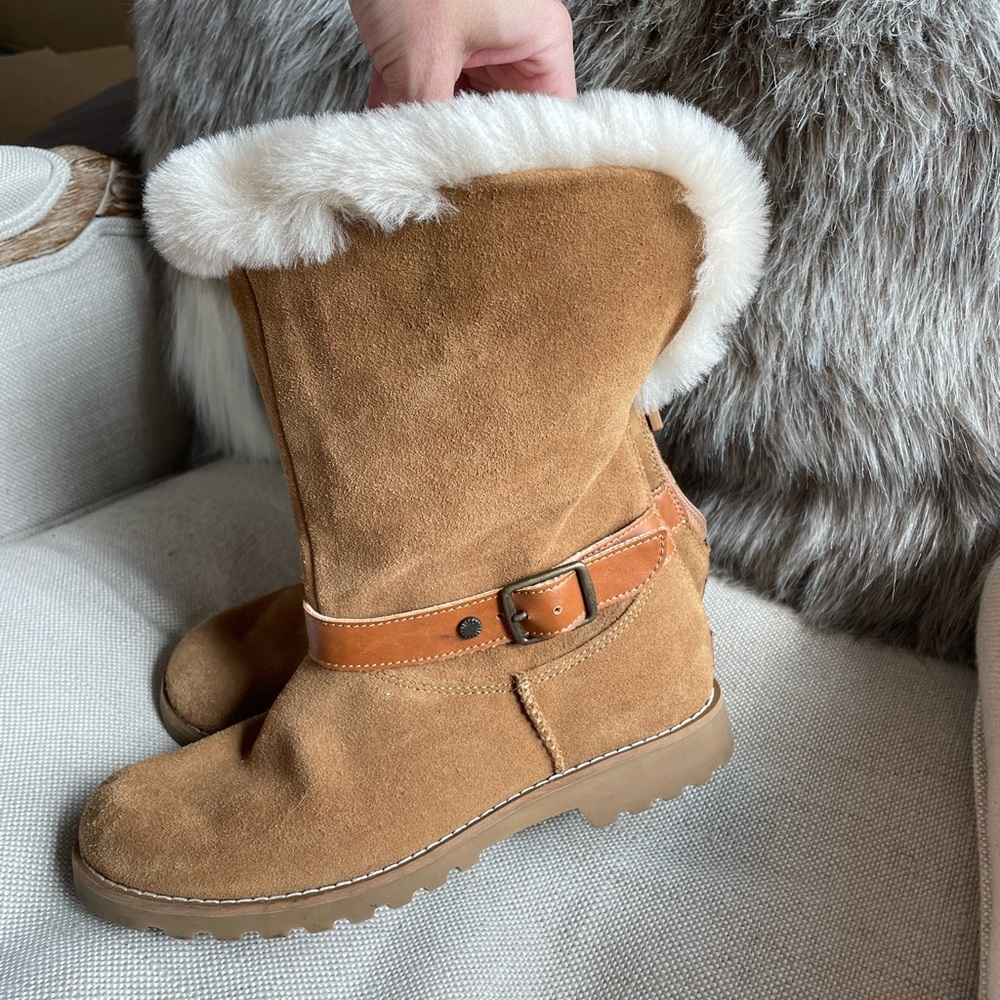 UGG NESSA Geuine Suede Leather Belted Bootie, US 3 EUC, Easy on-off w/zipper